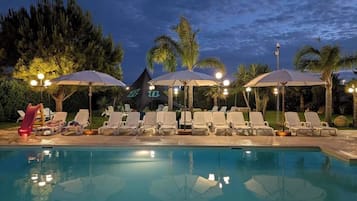 Piscine extérieure, parasols de plage, chaises longues
