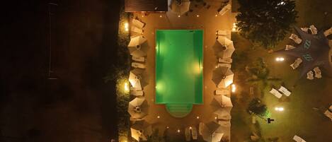 季節性室外泳池;泳池傘、躺椅