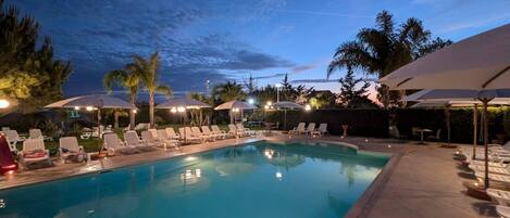 Seasonal outdoor pool, pool umbrellas, sun loungers