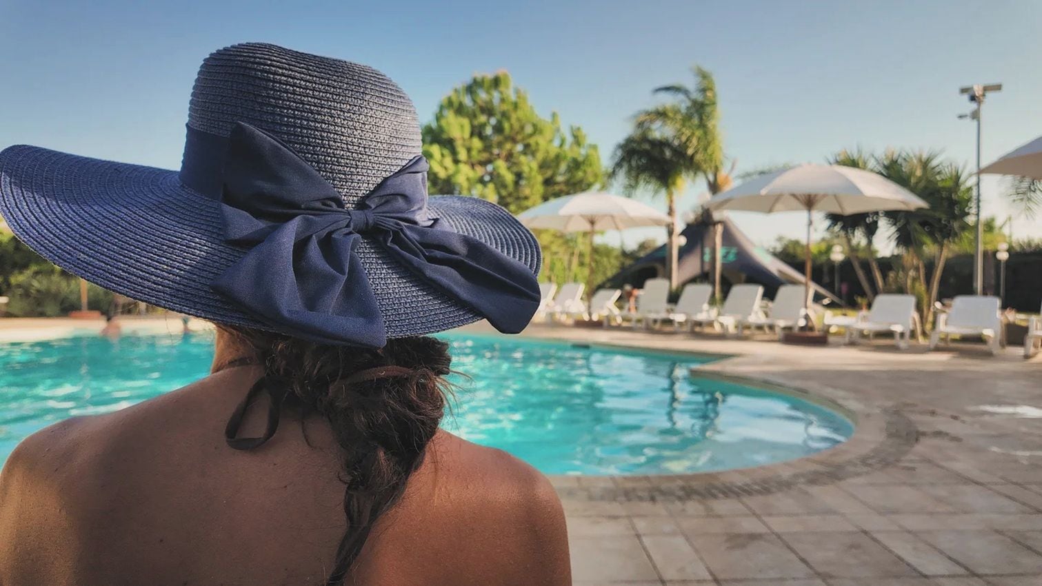 Outdoor pool, pool umbrellas, sun loungers