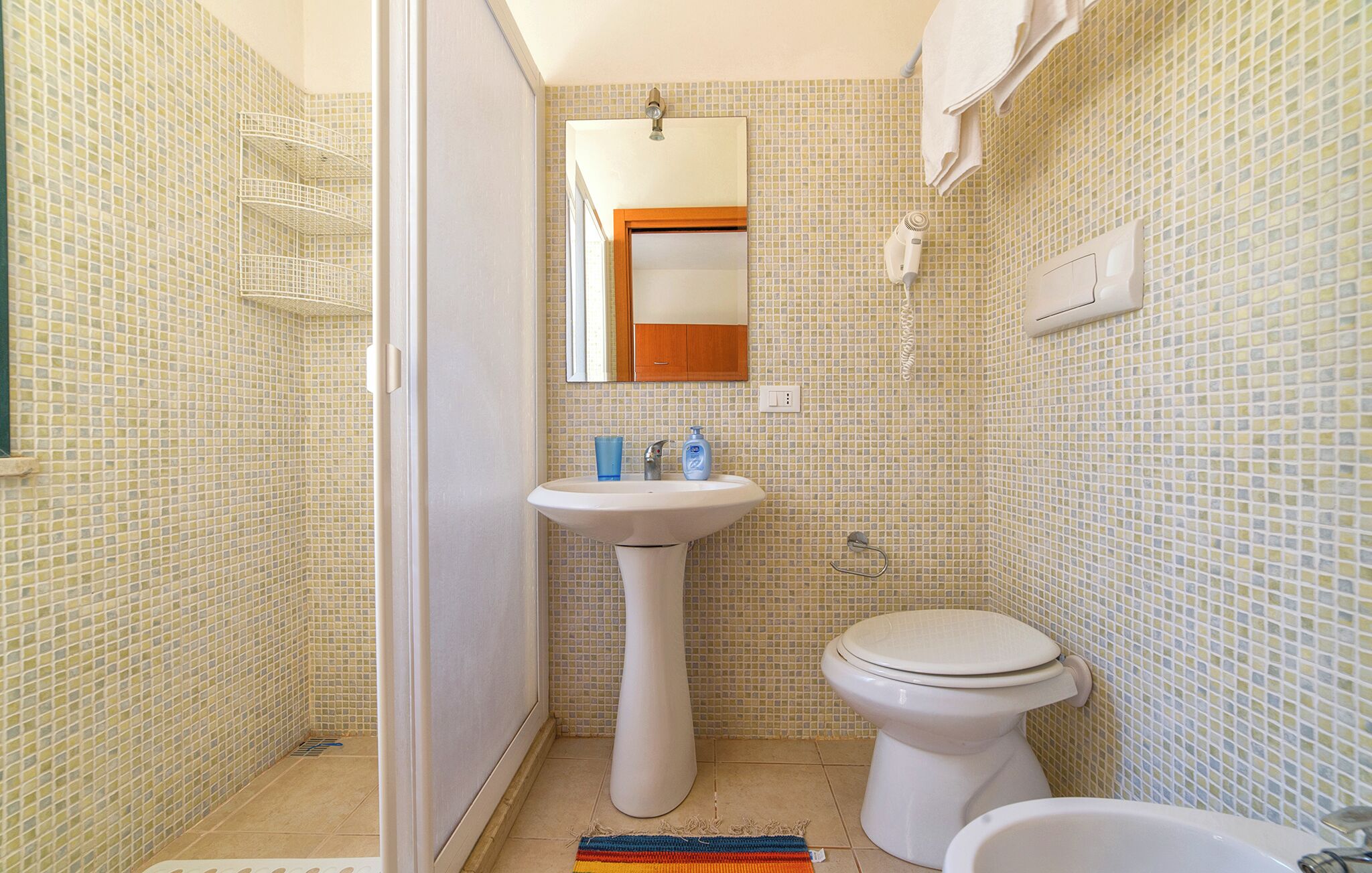 Een douche, een regendouche, een haardroger, een bidet