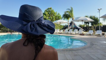 Piscina all'aperto, ombrelloni da piscina, lettini