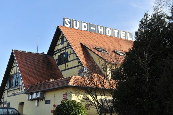 A building with a sign reading "SUD-HOTEL" on the roof. - Sud Hôtel (Huttenheim)