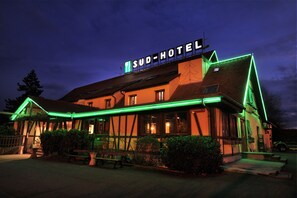 Front of property - evening/night - Sud Hôtel (Huttenheim)