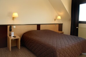 Family Room | Premium bedding, desk, soundproofing, free cribs/infant beds - Sud Hôtel (Huttenheim)