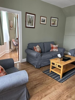 Traditional Cottage, 1 King Bed (no pets) | Oleskelualue | Älytelevisio, leluja