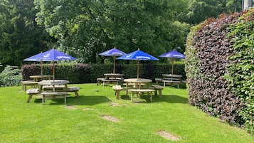 Serveert ontbijt, lunch en diner