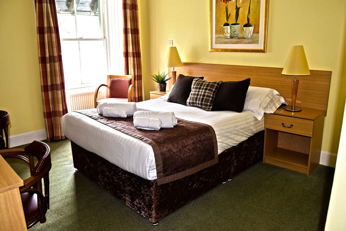 Double Room | Desk, iron/ironing board, free WiFi, bed sheets