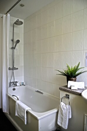 Superior Double Room | Bathroom | Free toiletries, hair dryer, towels, soap