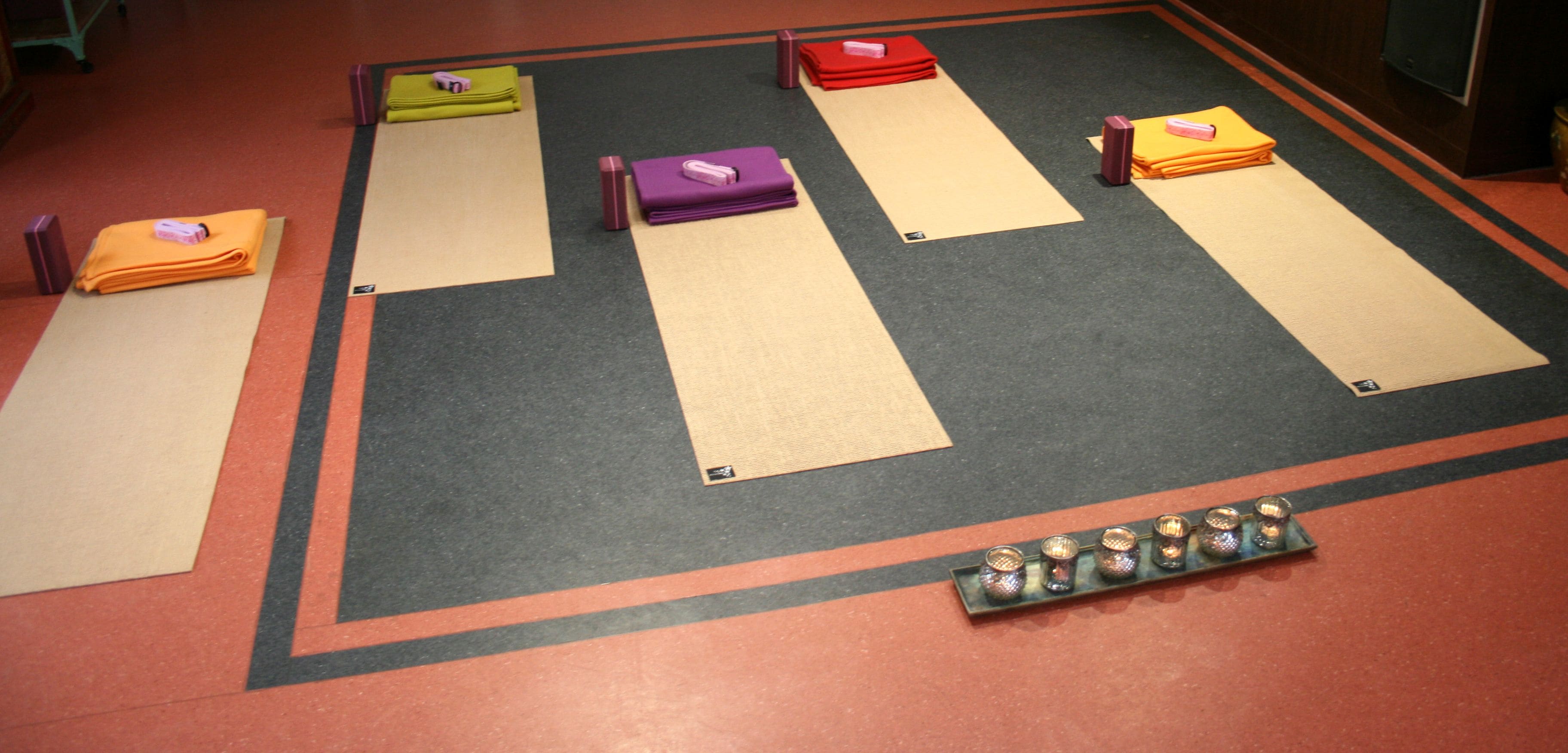 Una habitación con esteras de tatami y cojines dispuestos para sentarse.