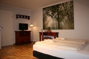 Bungalow (Plus) | Allergikerbettwaren, individuell eingerichtet, Schreibtisch, Babybetten