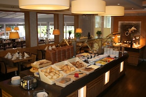 Free daily buffet breakfast  - DAS HUDEWALD Hotel & Resort (Ueckeritz)