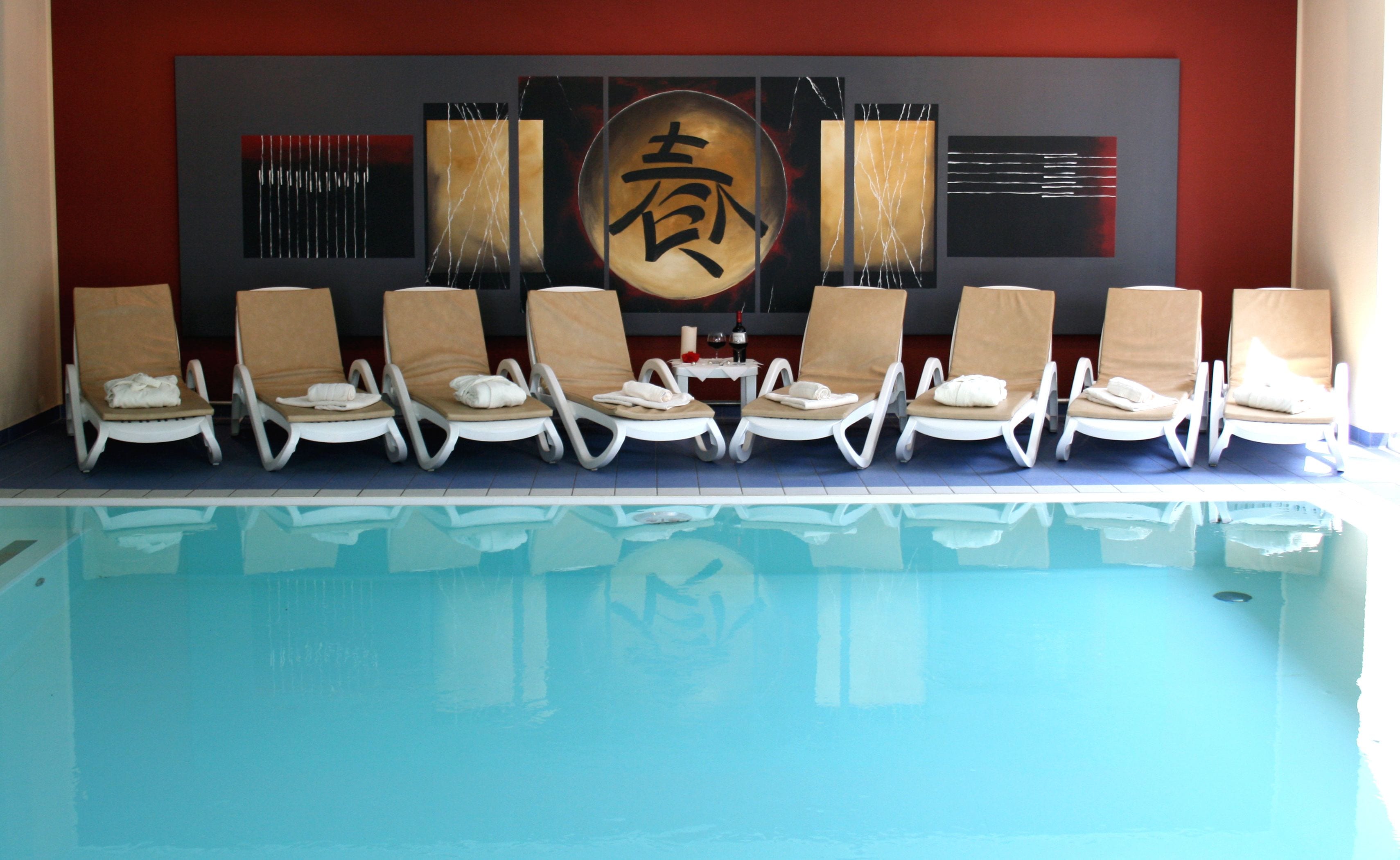Sauna, perawatan tubuh, body scrub, perawatan wajah, dan pijat