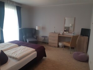 Ropa de cama hipoalergénica, muebles diferentes, escritorio y cunas 