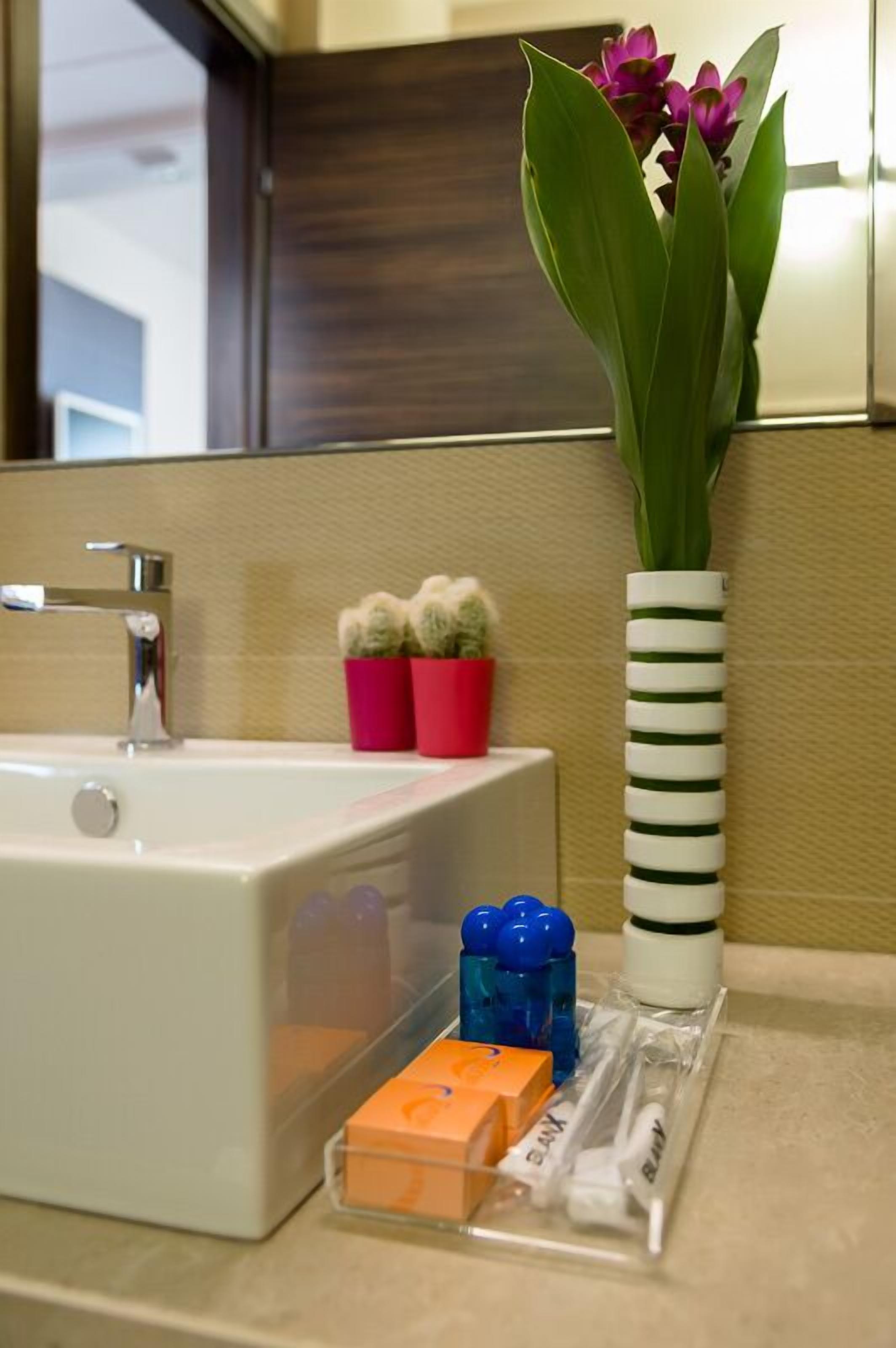 double room (con balcone) | bathroom | shower, free toiletries, hair dryer, slippers