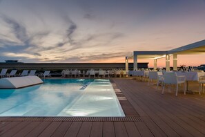Una piscina al aire libre de temporada