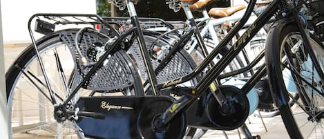 Een stilstaande fiets met een mandje en een zitting.