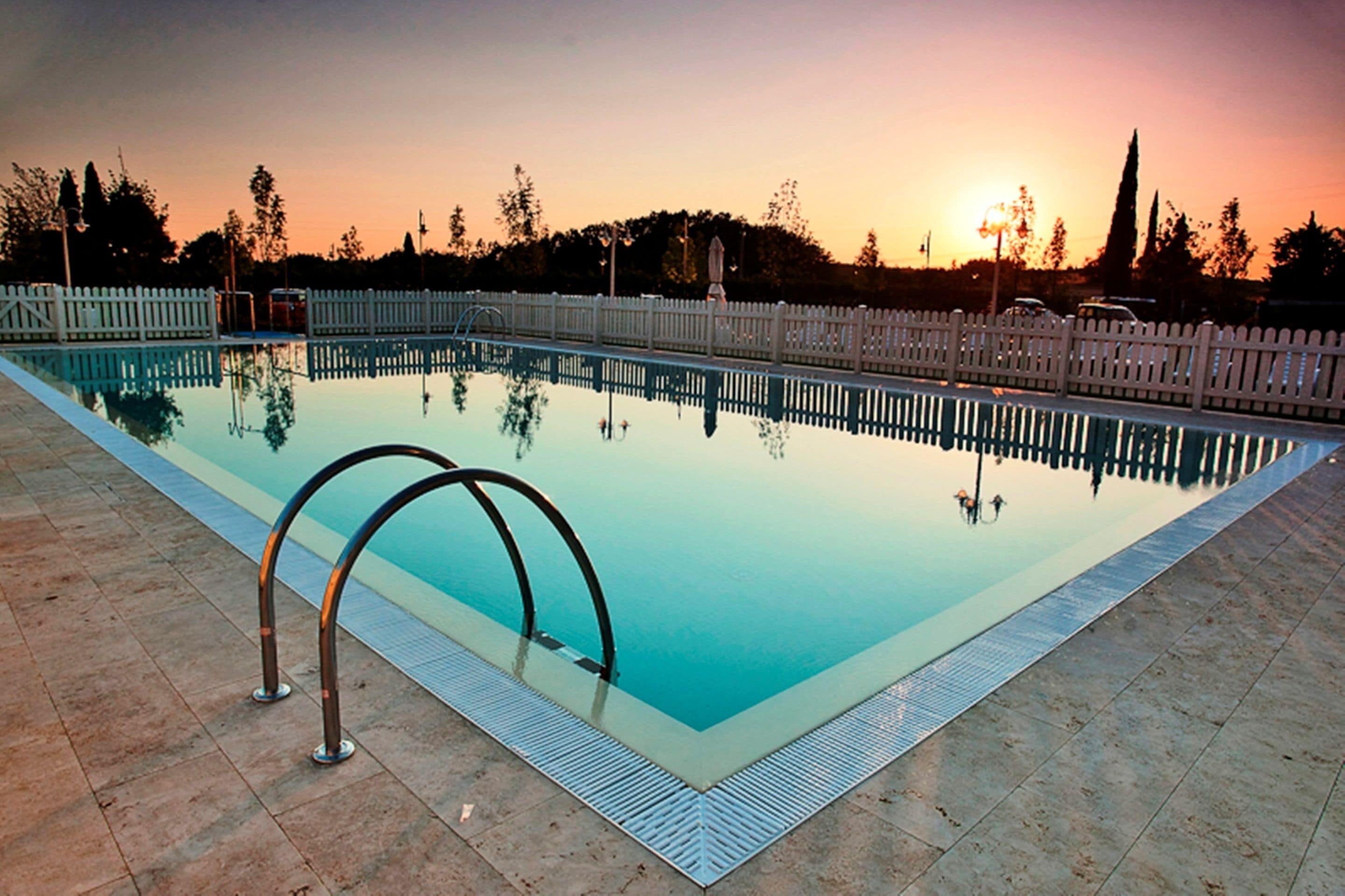 Piscina a l'aire lliure, para-sols i gandules 