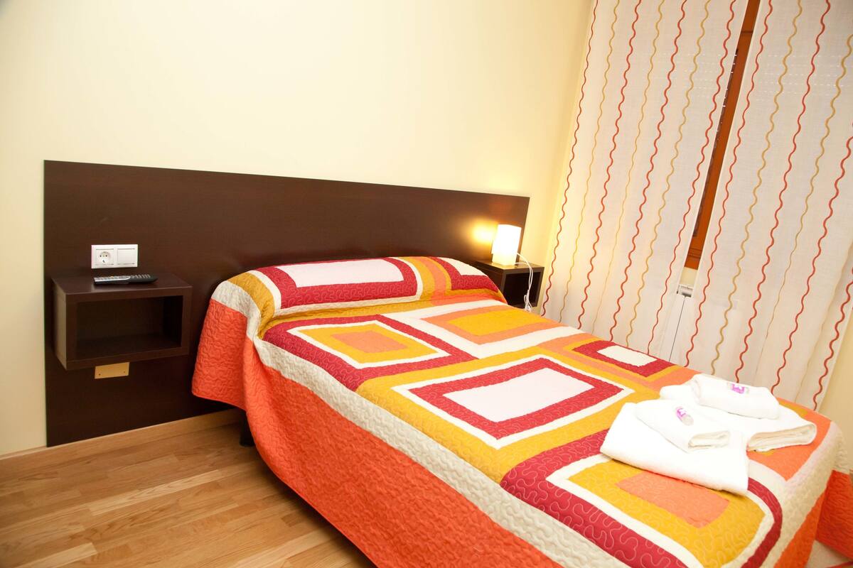 1 bedroom, Egyptian cotton sheets, premium bedding, memory-foam beds