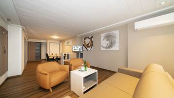 Junior-Suite, 2Â Schlafzimmer, KĂŒhlschrank | Wohnbereich | 80-cm-Flachbildfernseher mit Digitalempfang, Fernseher, Kinderspielzeug