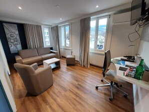 套房 | 高档床上用品、Select Comfort 床、客房内保险箱、办公桌