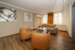 Suite – junior, 2 soverom, kjøleskap | Oppholdsområde | En 80-centimeters Flatskjerm-TV med digitale kanaler samt TV og leker