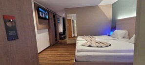 经济四人房 | 高档床上用品、Select Comfort 床、客房内保险箱、办公桌