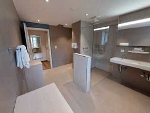 Secador de pelo, batas, piso con calefacción en el baño, toallas