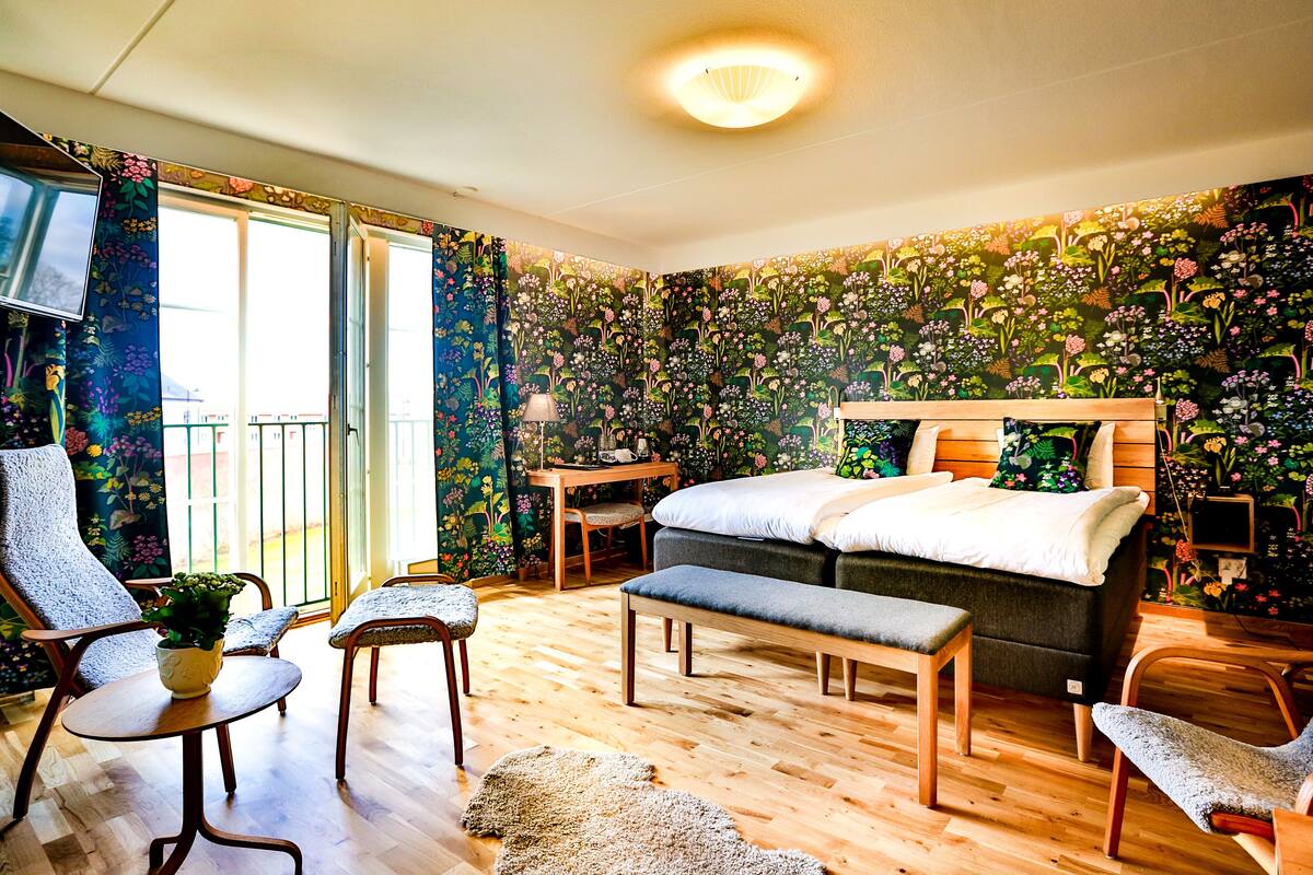 Ein Schlafzimmer mit einem Bett, einem Schreibtisch und einem Stuhl.