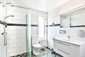 Twin Room, 2 Single Beds (with a Walk) | Bathroom | Free toiletries, hair dryer, towels