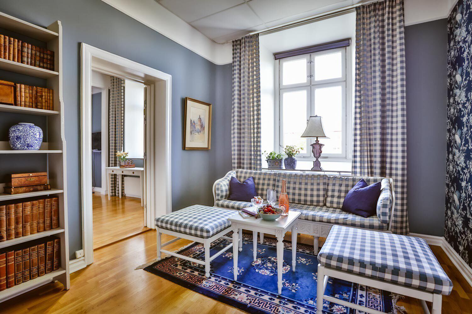 standard suite (with a walk), 140 cm bed | living area | tv