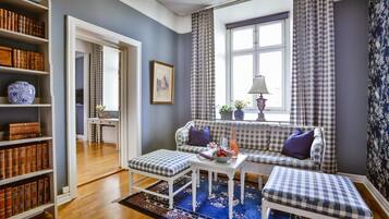 Standard Suite (with a walk), 140 cm bed | Oppholdsområde | TV