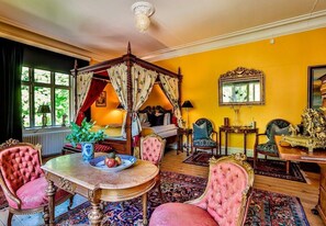 Suite with garden view (with a walk)