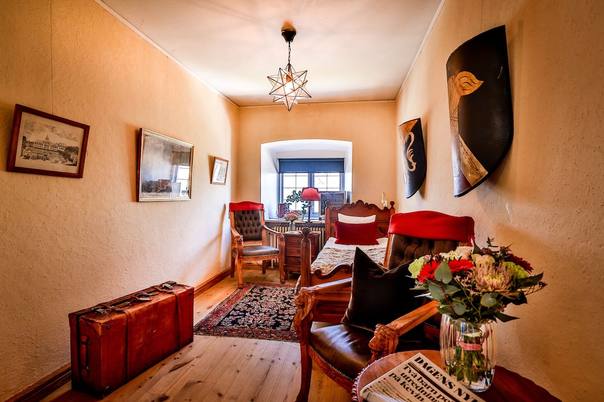 Superior eenpersoonskamer, 1 queensize bed, uitzicht op meer | 1 slaapkamer, een kluis op de kamer, individueel gedecoreerd