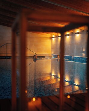 Una piscina cubierta