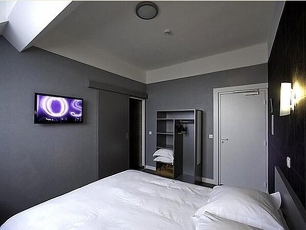 Desk, free WiFi - Logis Hôtel Le Chene Dore (La Loupe)