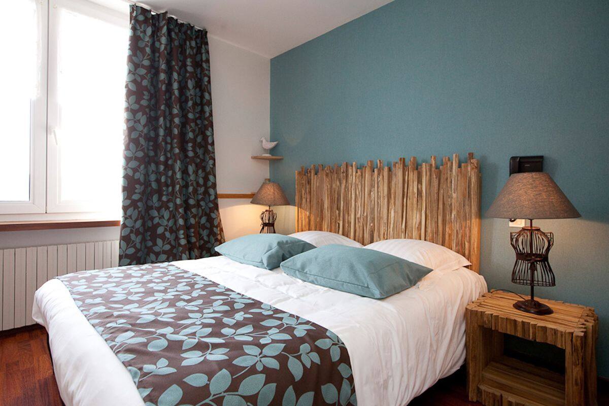 Desk, soundproofing, rollaway beds, free WiFi