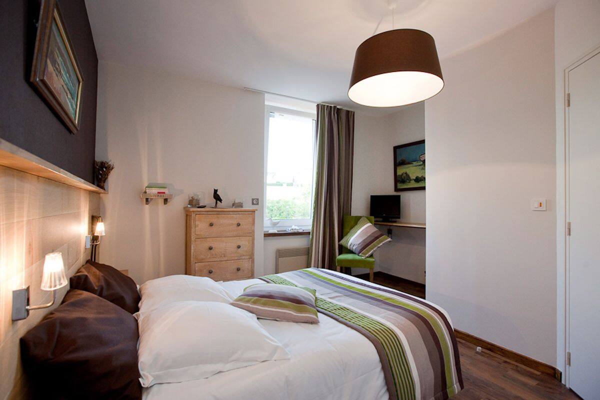 Desk, soundproofing, rollaway beds, free WiFi