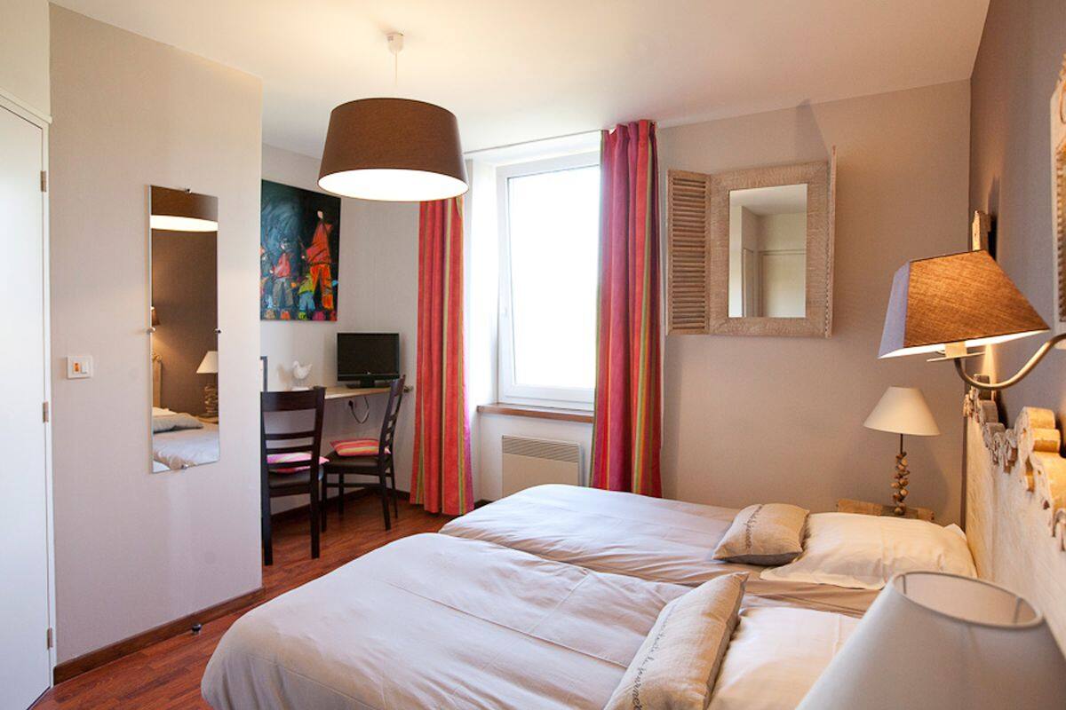 Desk, soundproofing, rollaway beds, free WiFi