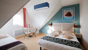 Standard Quadruple Room | Desk, soundproofing, rollaway beds (surcharge), WiFi (free) - Logis Hotel Beausejour (Erquy)