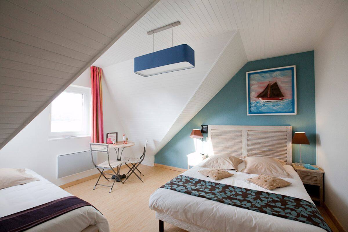 Desk, soundproofing, rollaway beds, free WiFi