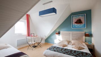 Habitación cuádruple estándar | Escritorio, insonorización, camas extra y wifi gratis