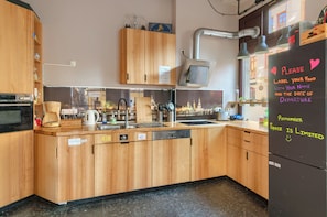 Fridge, microwave, oven, dishwasher - Hostel Mondpalast (Dresden)