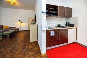 Classic Condo, 1 Bedroom, Non Smoking, Kitchen | Private kitchen | Shared fridge, microwave - Hostel Mondpalast (Dresden)