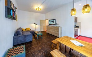 Classic Condo, 1 Bedroom, Non Smoking, Kitchen | Living room | Books - Hostel Mondpalast (Dresden)
