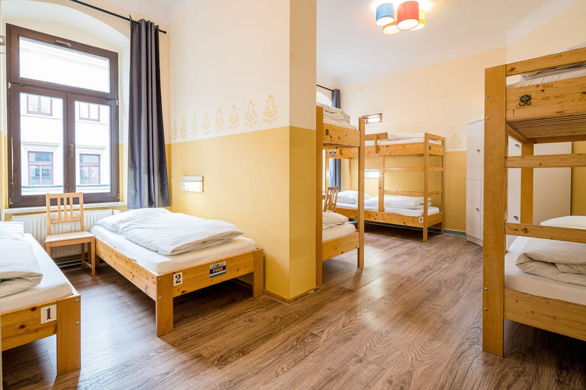 Eenvoudige slaapzaal, gedeelde badkamer | Een kluis op de kamer, individueel gemeubileerd