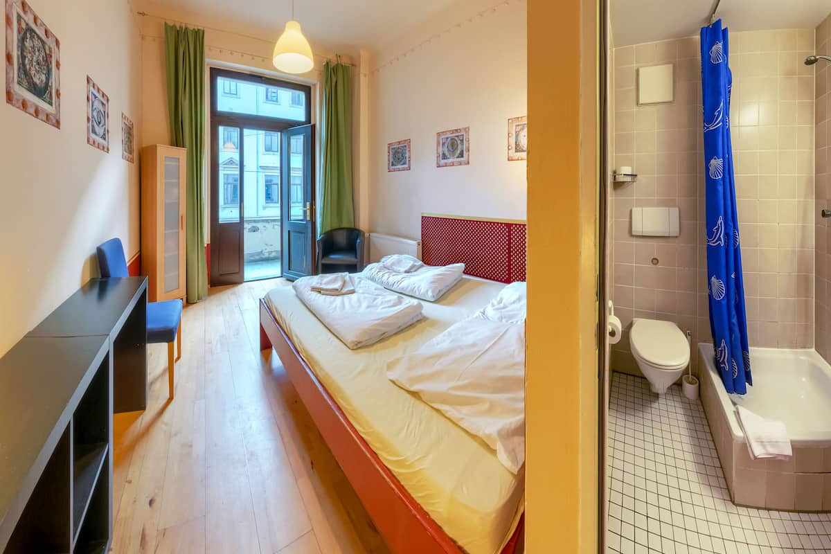Eenvoudige tweepersoonskamer, 1 tweepersoonsbed | Een kluis op de kamer, individueel gemeubileerd