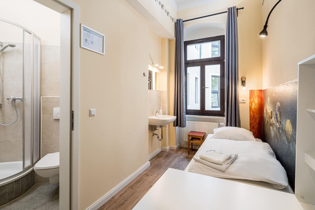 Eenvoudige eenpersoonskamer, 1 slaapkamer | Een kluis op de kamer, individueel gemeubileerd