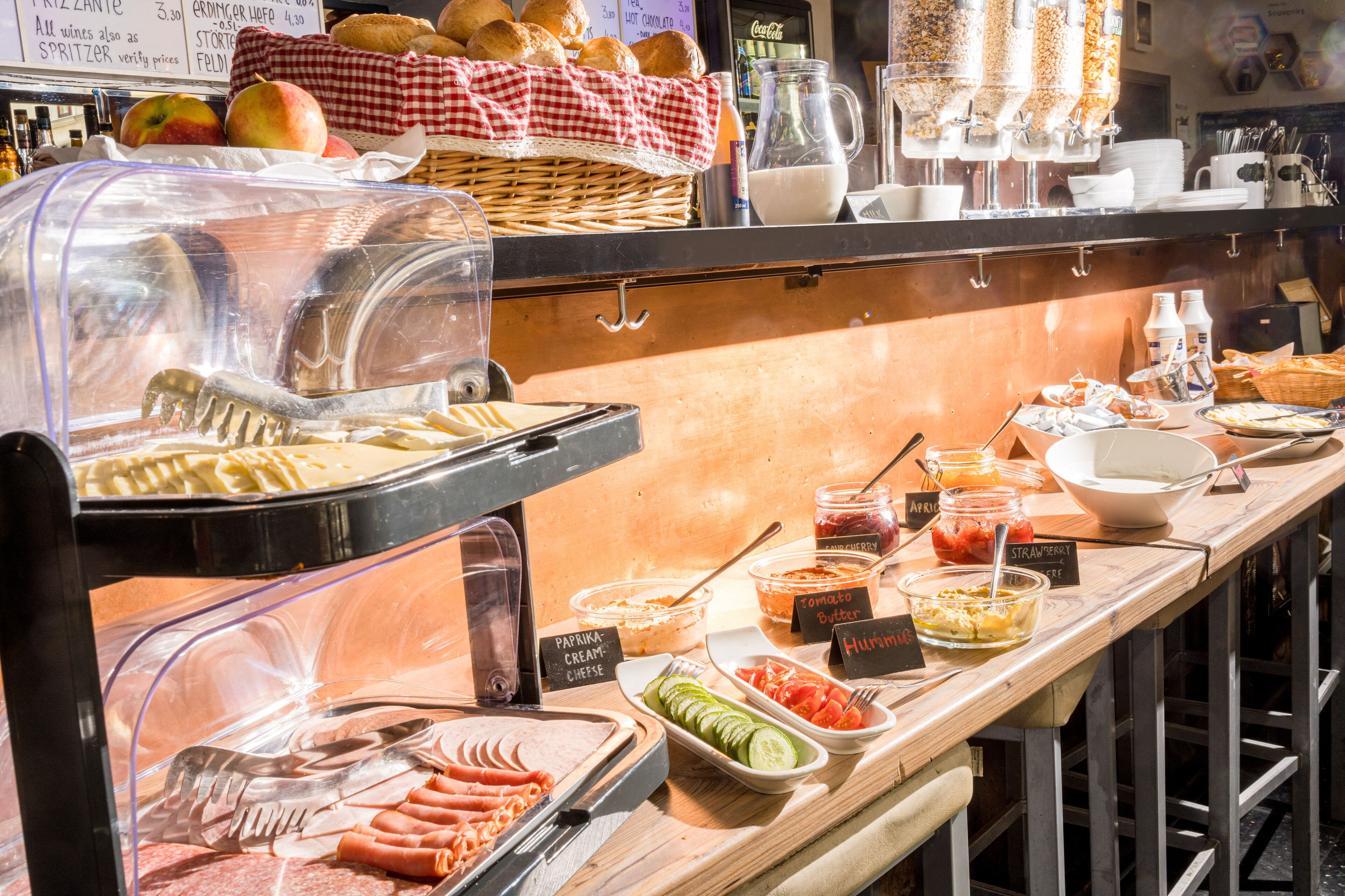 Colazione a buffet, servita tutte le mattine (12.00 EUR a persona) 