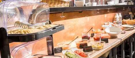Dagelijks ontbijtbuffet (EUR 12.00 per persoon)